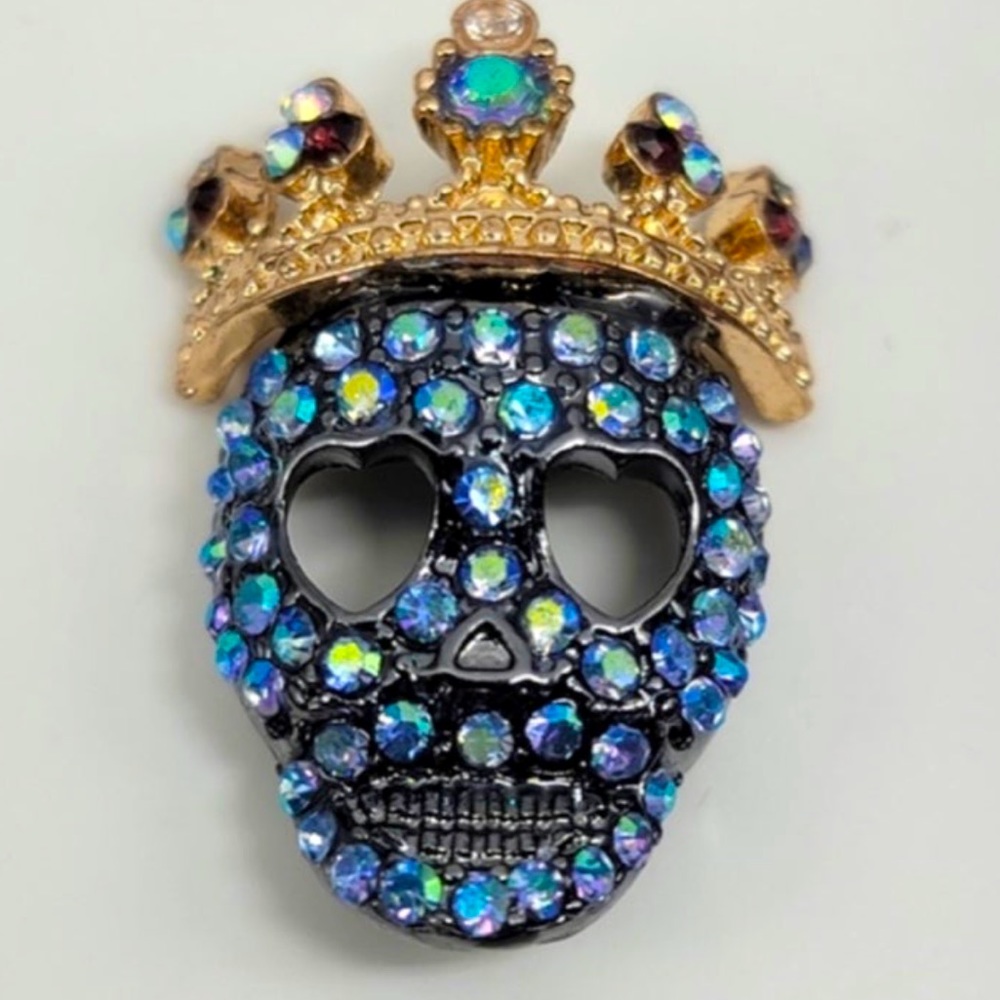 New  Betsey Johnson Skull Stud Earrings - Picture 2 of 10
